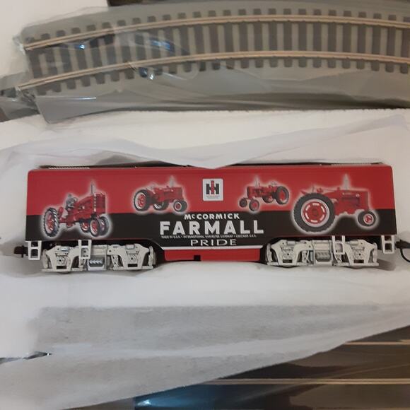 Bachmann HO McCormick Farmall Pride IH Freight Train Hawthorne Village E-Z Track - Picture 2 of 5